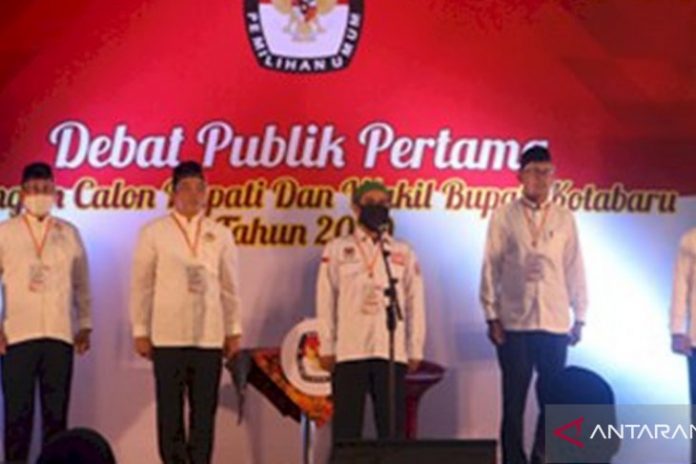 Ketua KPU Kotabaru dan dua pasangan calon peserta Pilkada 2020. (antara)