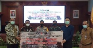 PT Conch bantu 4.000 sak semen kepada Pj Gubernur Kalsel, Safrizal ZA. (Setdaprov Kalsel)