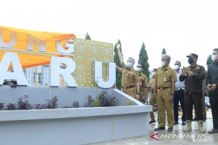 Pembukaan selubung papan nama Pasar Bauntung di Jalan RO Ulin pada 16 Februari lalu oleh Wali Kota Banjarbaru, Darmawan Jaya Setiawan. (antara)