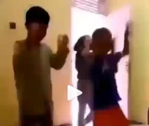 Sambaran petir terekam video TikTok. (IG @lambeturah_official)