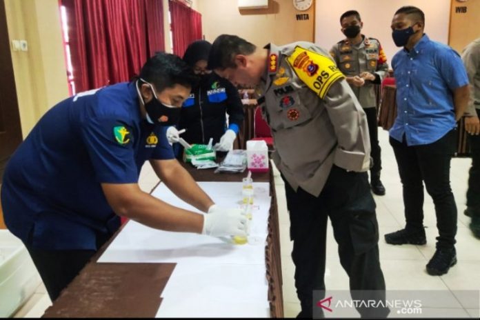 Kapolres Banjarmasin, Kombes Rachmat Hendrawan, memantau pelaksanaan tes urine 100 personel Polresta Banjarmasin. (antara)