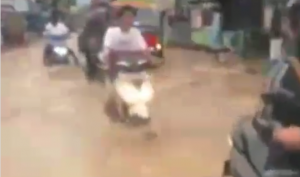 Kawasan Sekumpul, Martapura, terendam akibat diguyur hujan deras Selasa sore, 23 Februari 2021. (IG @info_kejadian_banjarmasin)