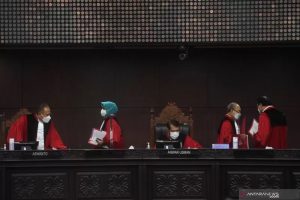 Sejumlah Hakim Konstitusi bersiap mengikuti sidang sengketa hasil Pemilihan Wali Kota (Pilwalkot) Medan di Mahkamah Konstitusi, Jakarta, Senin (15/2/2021). Majelis hakim memutuskan untuk menggugurkan gugatan pasangan Akhyar Nasution-Salman Alfarisi akibat ketidakhadiran mereka maupun kuasa hukumnya dalam sidang pemeriksaan pendahuluan. ANTARA FOTO/Akbar Nugroho Gumay/hp.