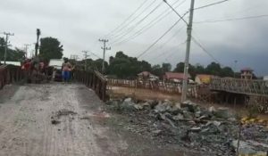 Pekerja melakukan pembongkaran jembatan Pahabanan lama. (IG)