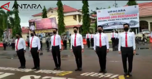 Personel Polres HSU penerima penghargaan dari Kapolres AKBP Afri Darmawan. (antara)