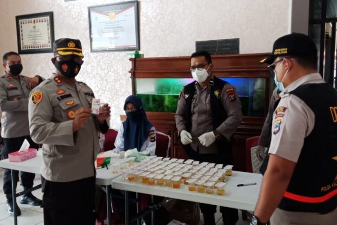 Tes urine personel Polres Tabalong. (istimewa via antara)