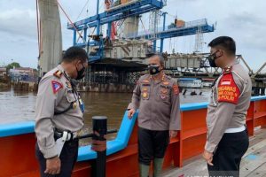 Direktur Lalu Linta Polda Kalsel, Kombes Pol Mesa Soegriwo (tengah), meninjau kapal LCT penyeberangan truk sebagai akses alternatif selama Jalan Gubernur Syarkawi diperbaiki. (antara)