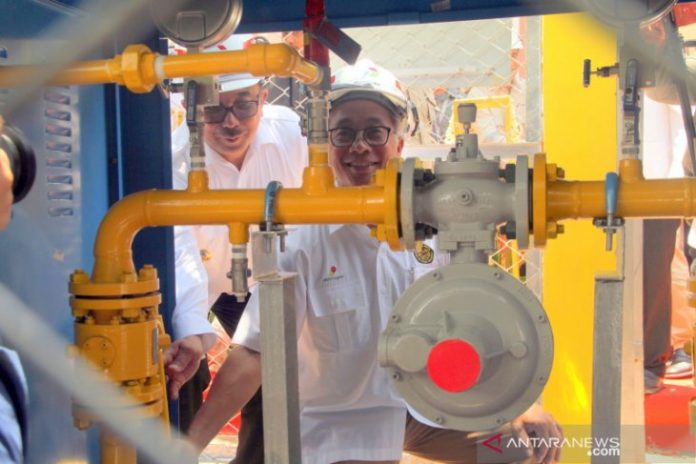 Dokumen - Kepala Satuan Kerja Khusus Minyak dan Gas (SKK Migas) Dwi Soetjipto membuka keran penyalur gas di stasiun penurun tekanan sekaligus pengamannya di belakang Kantor Kelurahan Gunung Sari Ulu, Balikpapan Tengah, Kota Balikpapan. ANTARA/HO