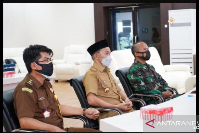 Plh Bupati Tanah Bumbu, Ambo Sakka, dan jajaran Forkopimda mengikuti arahan Presiden Jokowi terkait antisipasi Karhutla. (antara)