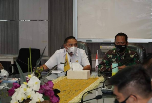 Plh Walikota Banjarmasin, Mukhyar, memimpin rapat evaluasi penanganan penyebaran Covid-19 pasca diberlakukannya PPK skala Mikro di Kota Banjarmasin, Rabu (24-2-2021). (Dokpim Banjarmasin)