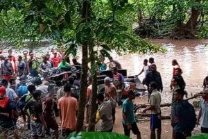 Tim SAR gabungan menemukan mobil mantan Kades Batu Tering yang hilang terseret banjir di sungai Desa Batu Tering, Kecamatan Moyo Hulu, Kabupaten Sumbawa, NTB, Selasa (23/2/2021). ANTARA/HO/Basarnas (1)