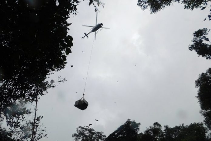 Helikopter Hevilift membawa kandang berisi orangutan dari Muara Wahau ke Hutan Kehje Sewen. (BOSF)