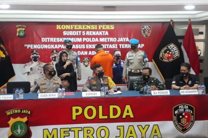 Kapolda Metro Jaya Irjen Pol Fadil Imran (tengah) berikan keterangan dalam kasus penembakan oleh oknum polisi yang menewaskan tiga orang di Cengkareng, Jakarta Barat, Kamis (25/2/2021). ANTARA-HO-Polda Metro Jaya