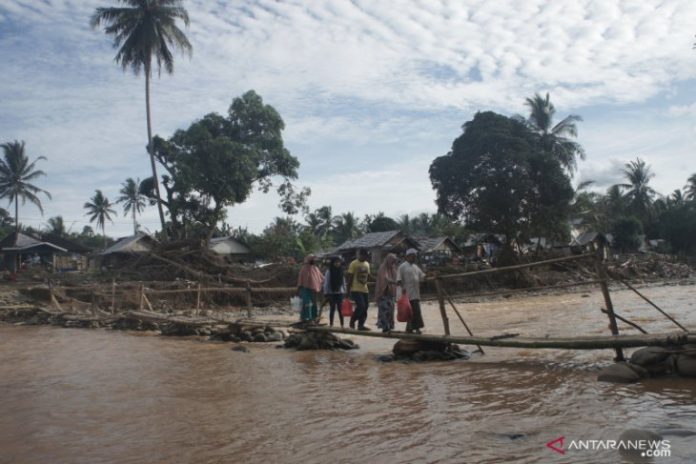 Jembatan darurat di Desa Alat, Kecamatan Hantakan, Kabupatem HST, digunakan warga pascabanjir. (antara)