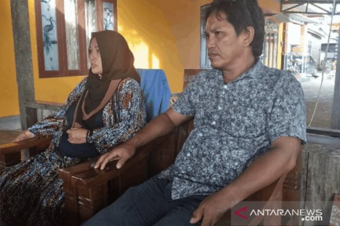 Kades Muara Asam Asam, H Zainudin, didampingi anggota DPRD Tanah Laut, Hj Yuliani. (antara)