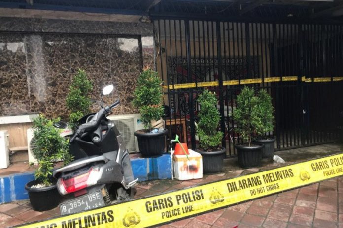 Kafe RM yang menjadi lokasi penembakan diberi garis polisi di Jalan Lingkar Luar Barat Cengkareng, Kamis (25/2/2021). (ANTARA/Devi Nindy)