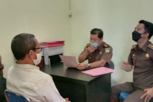 Kejari menahan mantan ketua KONI Tabalong. (antara)