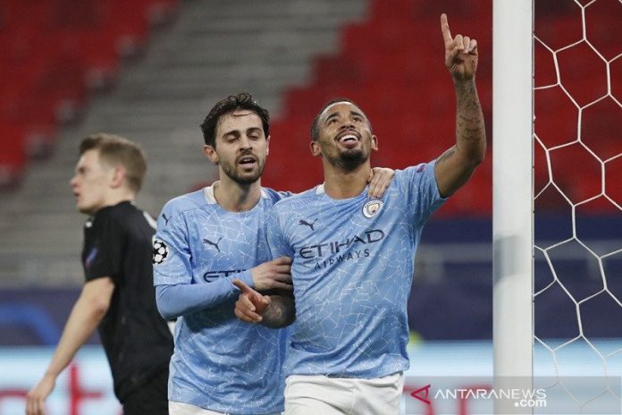 Penyerang Manchester City Gabriel Jesus (kanan) melakukan selebrasi bersama Bernardo Silva selepas mencetak gol ke gawang Borussia Moenchengladbach dalam leg pertama babak 16 besar Liga Champions di Stadion Puskas Arena, Budapest, Hongaria, Rabu (24/2/2021) waktu setempat. (ANTARA/REUTERS/Bernadett Szabo)