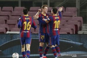 Penyerang Barcelona Lionel Messi (kanan) melakukan selebrasi bersama rekan-rekannya selepas mencetak gol keduanya ke gawang Elche dalam laga tunda Liga Spanyol di Stadion Camp Nou, Barcelona, Spanyol, Rabu (24/2/2021) waktu setempat. (ANTARA/REUTERS/Albert Gea)