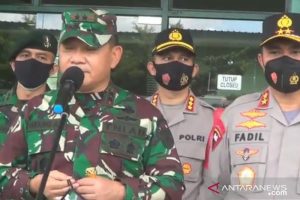 Pangdam Jaya Mayjen TNI Dudung Abdurachman didampingi Kapolda Metro Jaya Irjen Pol Fadil Imran memberikan keterangan kepada wartawan seputar kesiapan TNI-Polri mengamankan perayaan Natal dan Tahun Baru di Markas Yonif 201 Jaya Yudha, Pasar Rebo, Jakarta Timur, Rabu (16/12/2020). (ANTARA/Andi Firdaus)