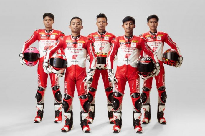 Rheza Danica (dua dari kiri) beserta rekan-rekan pebalap Astra Honda Racing Team siap meramaikan kompetisi balap di 2021. ((HO via Astra Honda Motor))