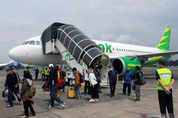 Sejumlah penumpang turun dari pesawat tujuan Ternate - Jakarta setibanya, di Bandara Halim Perdanakusuma, Jakarta, Kamis (25/2/2021). Dengan dibukanya rute baru Citilink Jakarta - Ternate dan sebaliknya sebanyak 7 kali penerbangan dalam satu minggu diharapkan dapat memudahkan kunjungan bisnis dan meningkatkan kunjungan wisata kedua provinsi tersebut. ANTARA FOTO/Muhammad Iqbal/hp.