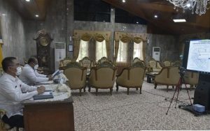 Pj Gubernur Kalsel, Sfarizal ZA, didampingi Kepala Badan Perencanaan Pembangunan Daerah (Bappeda) Kalsel, Nurul Fajar Desira, saat rapat virtual. (Setdaprov Kalsel)