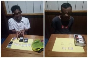 Pelaku berinisial R (36) mengenakan baju putih dan pelaku berinisial H (31) bersama dengan barang bukti narkoba jenis sabu-sabu. ANTARA/HO-Polres Barsel
