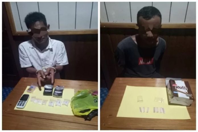 Pelaku berinisial R (36) mengenakan baju putih dan pelaku berinisial H (31) bersama dengan barang bukti narkoba jenis sabu-sabu. ANTARA/HO-Polres Barsel