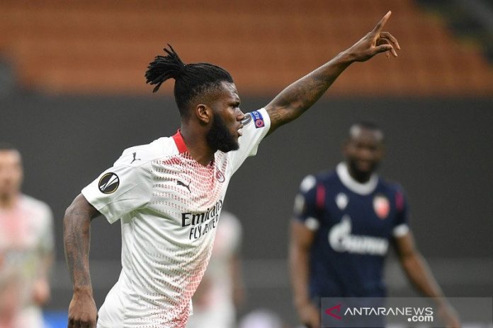 Gelandang AC Milan Franck Kessie merayakan gol tendangan penaltinya ke gawang Red Star Belgrade dalam leg kedua babak 32 besar Liga Europa di Stadion Giuseppe Meazza, Milan, Italia, Kamis (25/2/2021) waktu setempat. (ANTARA/REUTERS/Daniele Mascolo)