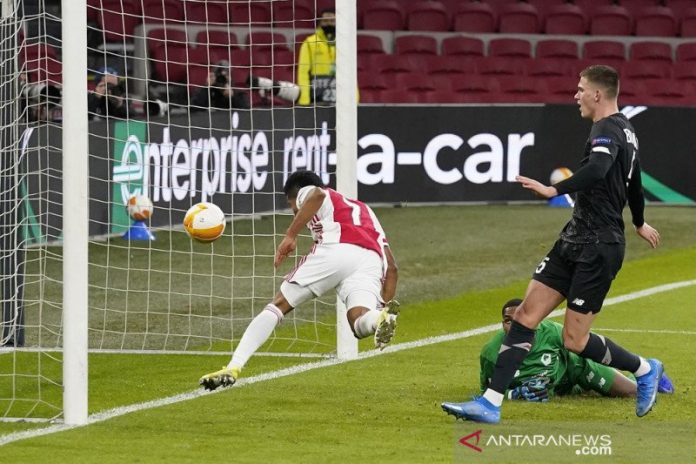 Penyerang Manchester United Anthony Martial (kiri) berduel memperebutkan bola dengan gelandang Real Sociedad Martin Zubimendi dalam pertandingan leg kedua babak 32 besar Liga Europa di Stadion Old Trafford, Manchester, Inggris, Kamis (25/2/2021) waktu setempat. (ANTARA/REUTERS/Phil Noble)