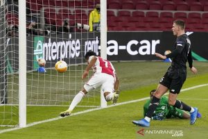 Penyerang Ajax David Neres (kiri) mencetak gol untuk mengunci kemenangan atas Lille dalam leg kedua babak 32 besar Liga Europa di Stadion Johan Cruijff Arena, Amsterdam, Belanda, Kamis (25/2/2021) waktu setempat. (ANTARA/REUTERS/SIPA USA/PRO SHOTS)