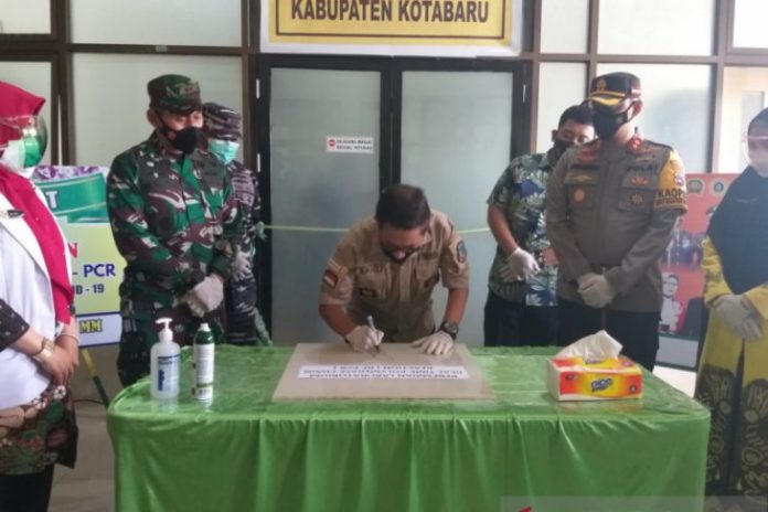 Plh Bupati Kotabaru, H Said Akhmad, bersama Satgas Covid-19 saat peresmian laboratorium polymerase chain reaction (PCR) di RS Stagen. (antara)