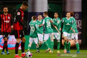 Bek Werder Bremen Theodor Gebre Selassie (ketiga kanan) melakukan selebrasi bersama rekan-rekannya seusai mencetak gol ke gawang Eintracht Frankfurt dalam lanjutan Liga Jerman di Wesertadion, Bremen, Jerman, Jumat (26/2/2021) waktu setempat. (ANTARA/REUTERS/POOL/Patrik Stollarz)