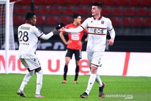 Bek OGC Nice Flavius Daniliuc (kanan) melakukan selebrasi bersama Hichem Boudaoui seusai mencetak gol ke gawang Rennes dalam lanjutan Liga Prancis di Stadion Roazhon Park, Rennes, Prancis, Jumat (26/2/2021) waktu setempat. (ANTARA/AFP/Damien Meyer)