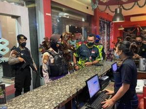 Personel Ditsamapta Polda Kalteng memberikan penjelasan secara humanis kepada manajemen tempat hiburan malam di Palangka Raya. (Humas Polda Kalteng)