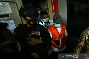 Wakil Bupati Ogan Komering Ulu Johan Anuar keluar dari Rutan Pakjo Palembang menggunakan baju tahanan dengan kedua tangan diborgol, Jumat (26/2/2021) (ANTARA/Mushaful Imam/21)
