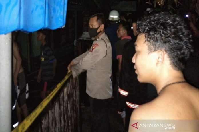 Anggota Polsek Banjarmasin Barat memasang garis polisi di tempat kajadian musibah kebakaran di Kelurahan Pelambuan, Banjarmasin, Kalimantan Selatan, Minggu. ANTARA/HO