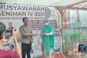 Hajriansyah saat menerima tongkat estafet kepemimpinan Dewan Kesenian Banjarmasin.(Antaranews Kalsel/istimewa)