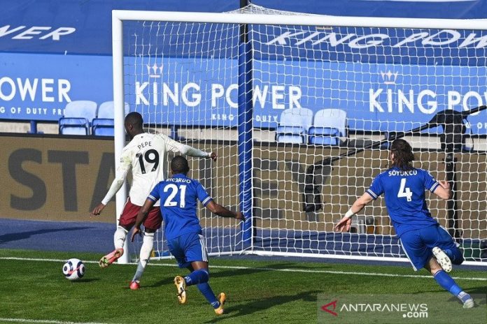 Pemain sayap Arsenal Nicolas Pepe (kiri) mencetak gol ketiga timnya ke gawang Leicester City dalam lanjutan Liga Inggris di Stadion King Power, Leicester, Inggris, Minggu (28/2/2021). (ANTARA/REUTERS/POOL/Michael Regan)