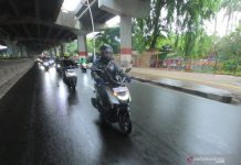 Mengendarai Sepeda Motor Saat Hujan, Perhatikan Hal Berikut