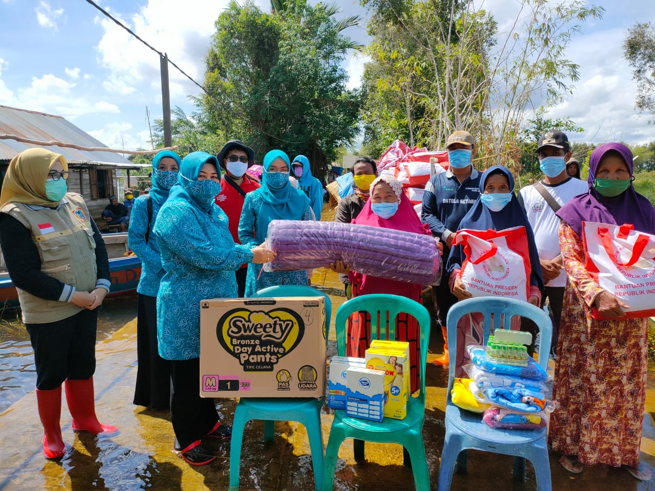 Salurkan Bantuan Presiden, Ini Pesan Ketua TP PKK Kalsel Kepada Korban Banjir di Mandastana Barito Kuala