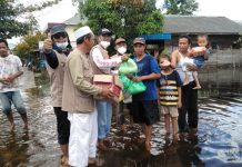Jamaah Masjid Al Ikhlas Simpang Gusti Banjarmasin Salurkan Bantuan di Sungai Lulut
