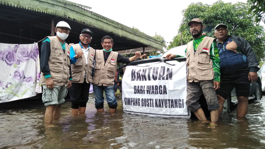 Banjir Masih Terjadi Di Jejangkit Batola, Jamaah Masjid Al Ikhlas Simpang Gusti Banjarmasin Salurkan Bantuan
