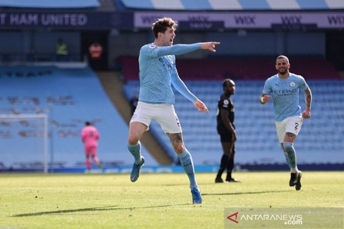 Bek Manchester City John Stones merayakan golnya ke gawang West Ham United dalam lanjutan Liga Inggris di Stadion Etihad, Manchester, Inggris, Sabtu (27/2/2021). (ANTARA/REUTERS/POOL/Clive Brunskill)