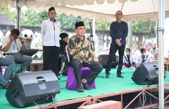 0103_Bupati Tanah Bumbu, H Zairullah Azhar, didampingi Wakil Bupati M Rusli (bediri di belakang) memberikan sambutan saat acara syukuran di Istana Anak Yatim, Minggu 28 Februari 2021. (Diskominfo Tanah Bumbu).png