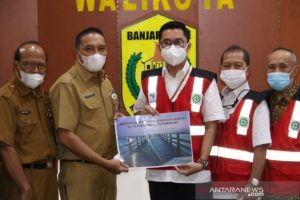 Desain jembatan untuk normalisasi sungai Veteran dan A Yani diserahkan Intakindo Kalsel ke Pemko Banjarmasin. (antara)