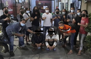 Dua tersangka tewasnya mahasiswa ULM asal Tanah Bumbu ditahan di Mapolres Kota Banjarmasin. (Humas Polresta Banjarmasin)
