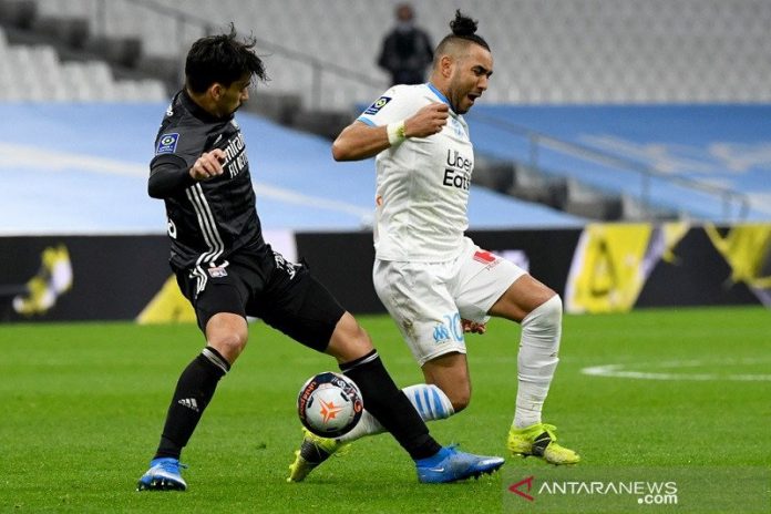 Gelandang serang Olympique Lyon Lucas Paqueta (kiri) melanggar penyerang Marseille Dimitri Payet yang membuatnya menerima kartu merah dan diusir dari lapangan dalam lanjutan Liga Prancis di Stadion Velodrome, Marseille, Prancis, Minggu (28/2/2021) waktu setempat. (ANTARA/AFP/Clement Mahoudeau)