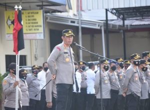 Kapolresta Banjarmasin, Kompol Rachmat Hendrawan, memimpin apel pagi Senin 1 Maret 2021. (Humas Polresta Banjarmasin)